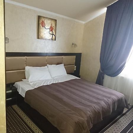 Mishel Plus Hotel Kharkiv Bagian luar foto