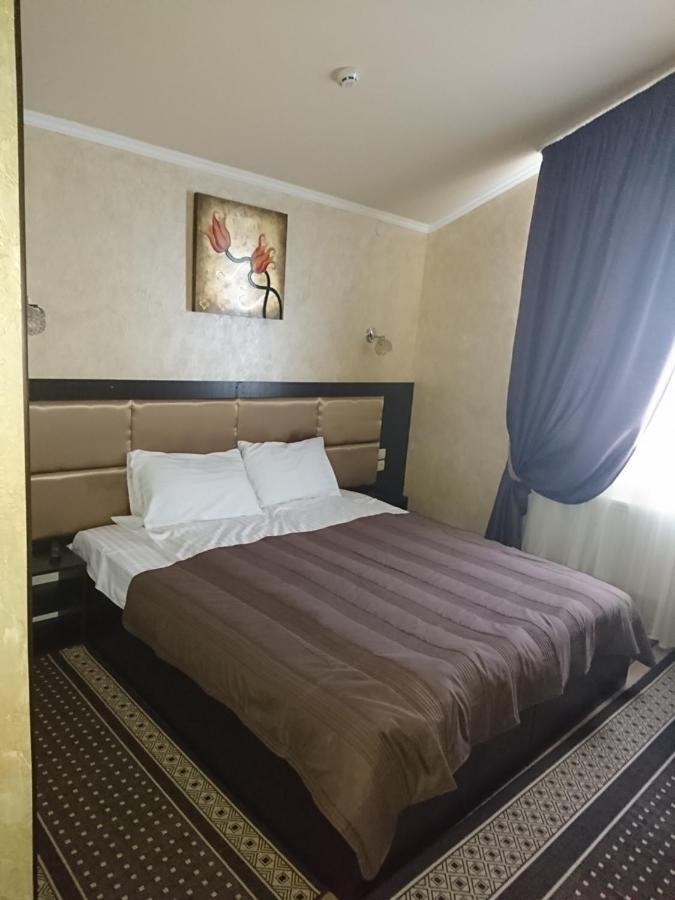 Mishel Plus Hotel Kharkiv Bagian luar foto