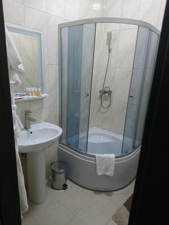 Mishel Plus Hotel Kharkiv Bagian luar foto