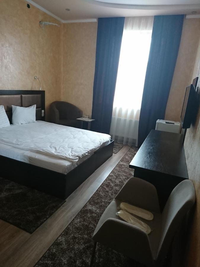 Mishel Plus Hotel Kharkiv Bagian luar foto