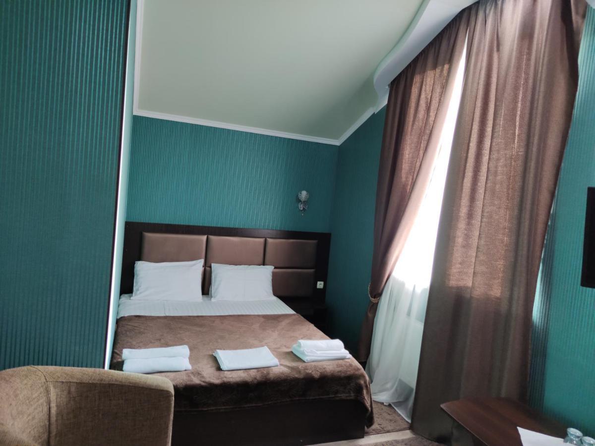 Mishel Plus Hotel Kharkiv Bagian luar foto
