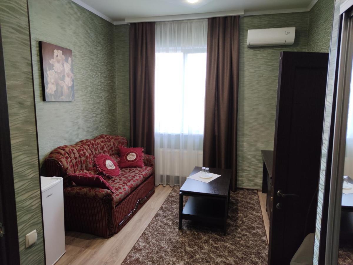 Mishel Plus Hotel Kharkiv Bagian luar foto