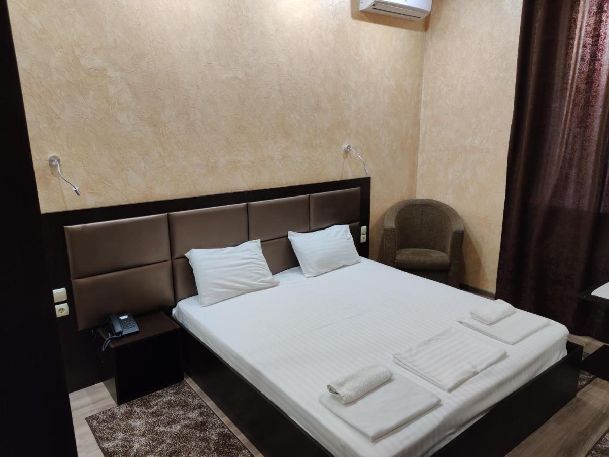 Mishel Plus Hotel Kharkiv Bagian luar foto