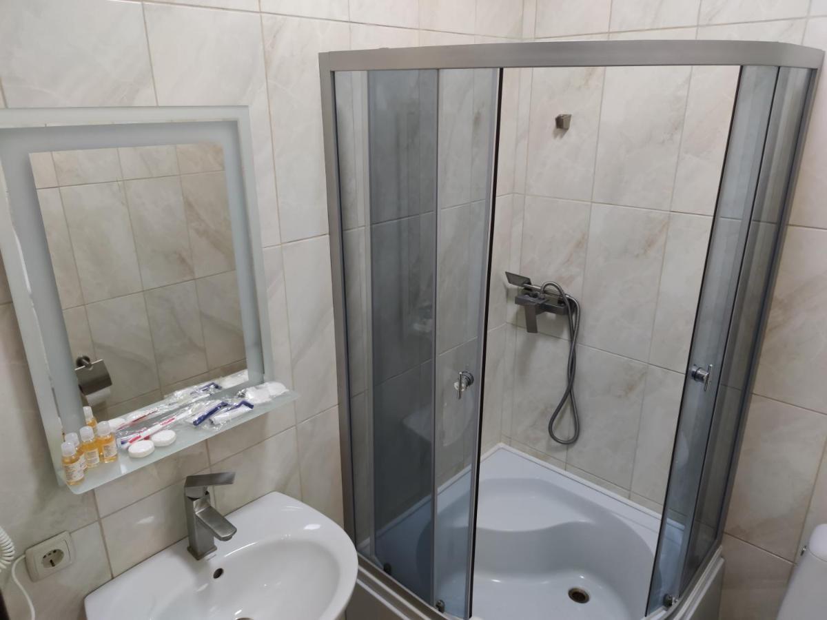 Mishel Plus Hotel Kharkiv Bagian luar foto