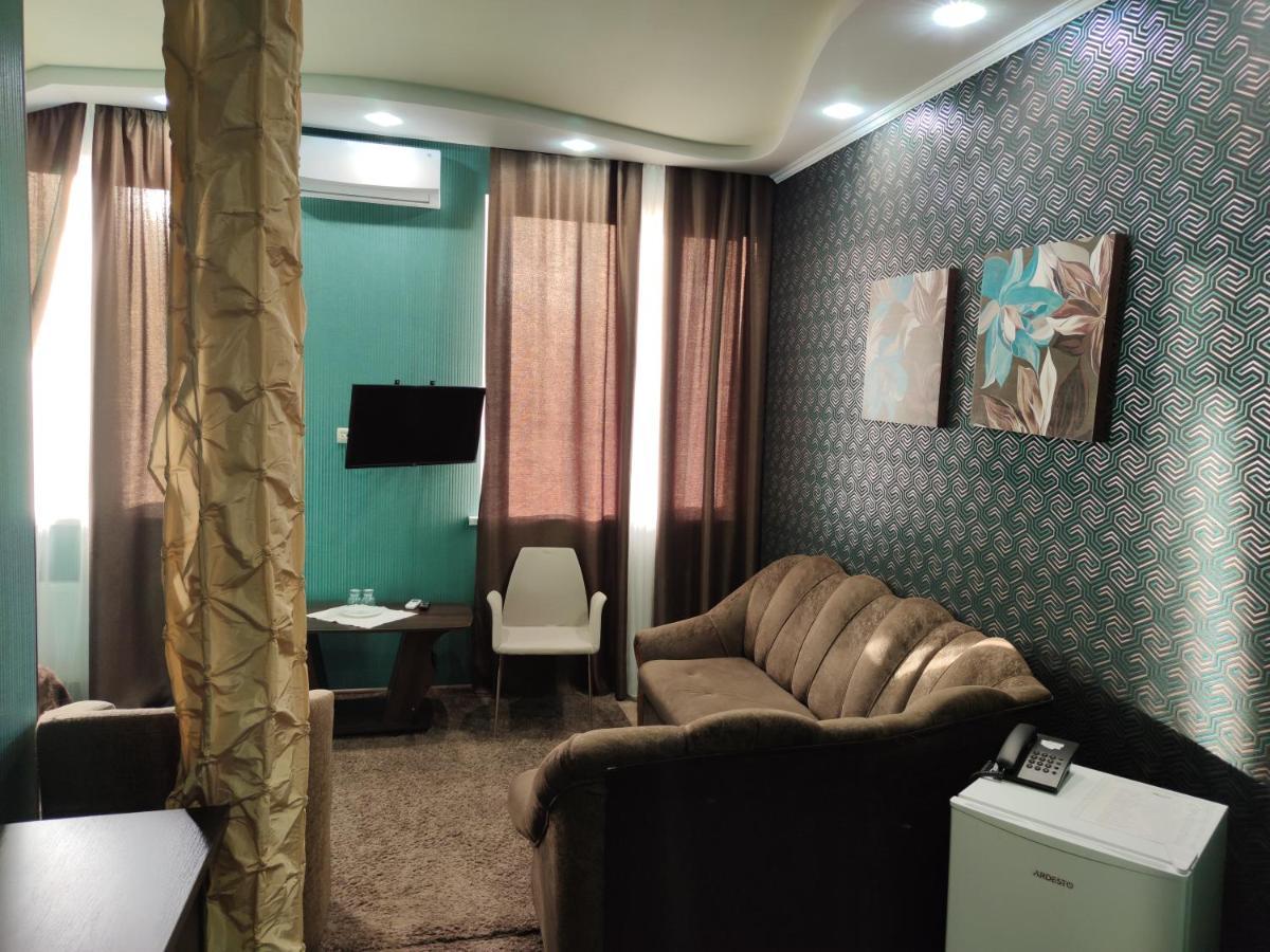 Mishel Plus Hotel Kharkiv Bagian luar foto
