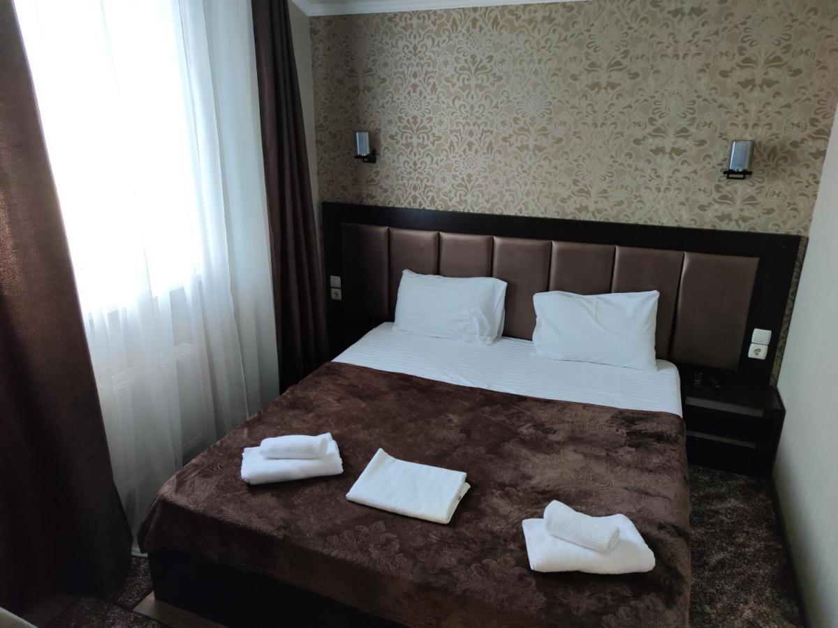 Mishel Plus Hotel Kharkiv Bagian luar foto