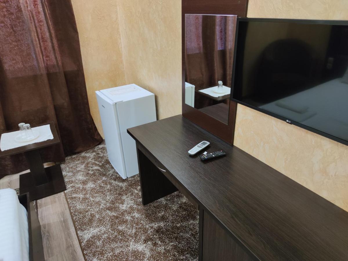 Mishel Plus Hotel Kharkiv Bagian luar foto